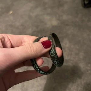 Örhängen - Aa de är hoops liksom i vanlig metall grå färg med turkosa detaljer