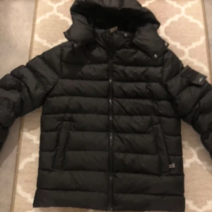 Stoneisland jacka - Har knappt använda den säljer den eftersom att jag behöver pengarna 