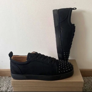 Svarta loubitin skor - Säljer mina svarta loubitin skor då jag inte använder de. Använda max 5 gånger, skick 9/10. Lådan kommer med skopåse, dust bags och extra taggar. Hör av er vid minsta fråga!