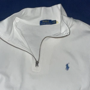 Ralph lauren halfzip  - Skick 9/10 riktig snygg🔥 passa på att köpa med detta pris! Säljes pga för lite användning 