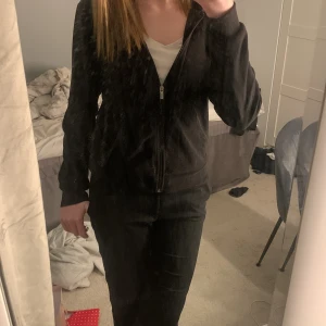 Svart zip hoodie  - Har inga snören och en fickan har gått upp lite(inget man märker egentligen🤷🏼‍♀️) 