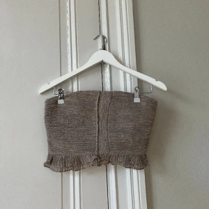 Zara topp - Säljer denna superfina topp från Zara. Den är aldrig använd. 