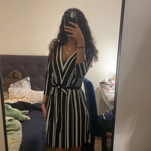 Randig klännig - En jätte fin klännig som hade passat bra till en fest eller något sånt