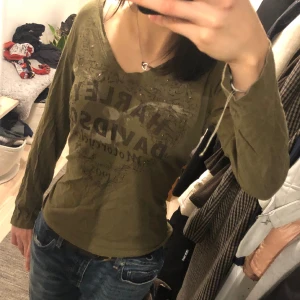 Harley Davidsson tröja - Skit cool Harley-Davidsson tröja med rhinestones! Säljer tyvärr eftersom jag är i behov av pengar. Den är i nyskick och utan några som helst skador. Köpt second hand så den är äkta vintage. Kontakta mig gärna vid frågor osv!💗