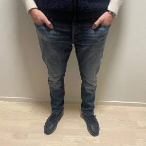 Ännu ett par riktigt schyssta jeans med slitningar från Jack & Jones. Modellen är slim/glenn och killen på bilden är 187cm och väger 79kg. Tveka inte att höra av dig vid minsta fundering🙌🏼