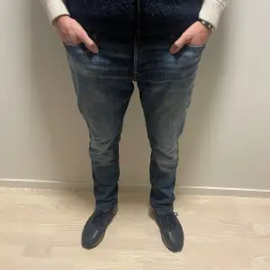 Ännu ett par riktigt schyssta jeans med slitningar från Jack & Jones. Modellen är slim/glenn och killen på bilden är 187cm och väger 79kg. Tveka inte att höra av dig vid minsta fundering🙌🏼