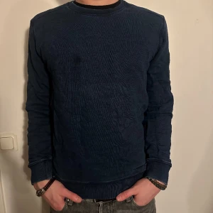 Mörk Blå Sweatshirt - 🚨KÖP 2 OLIKA PRODUKTER & FÅ 20% RABATT PÅ BÅDA🚨Skön Mörk Blå Tjocktröja i mycket väl omhändertaget skick! Storlek M men sitter som en S.  Priset går att diskuteras!