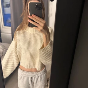 Vit stickad tröja - Vit stickad tröja i storlek S och passar mig som är 171. Använd fåtal gånger och säljer då den endast hänger i garderoben💕