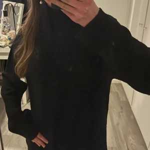 Finstickad polotröja✨ - Finatickad svart polotröja med en liten slits längst ner på sidorna. Använd fåtal gånger, skick som ny. Undrar du något eller vill ha fler bilder, så tveka inte att höra av dig☺️