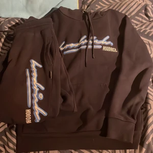 Hoodrich set/ tracksuit - Hoodrich dress/ tracksuit okej skick köpte denna dress från jd sports för 1600 säljer för 800 storlek XS på båda plaggen