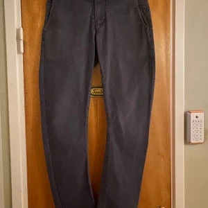 Byxor strl S Winwin  - Gråblå byxor herr från Winwin  Strl S  97% bomull  3% elastan  Köpta på Carlings