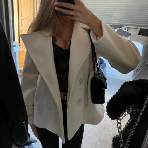 Design By Si Kappa  - Ny skick, knappt använd.  Köpt för 800 Xs/S Jätte fin kappa  Postar samma dag