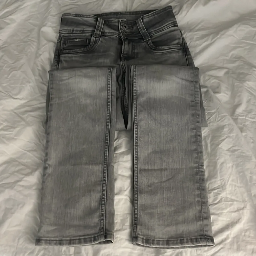 Jättesnygga Pepe jeans som jag köpte av en annan tjej här på Plick men dem satt inte riktigt som jag ville💞 jättebra skick!! Nypris ca 1099kr❤️kontakta för fler bilder. Pris kan även diskuteras. Jeans & Byxor.