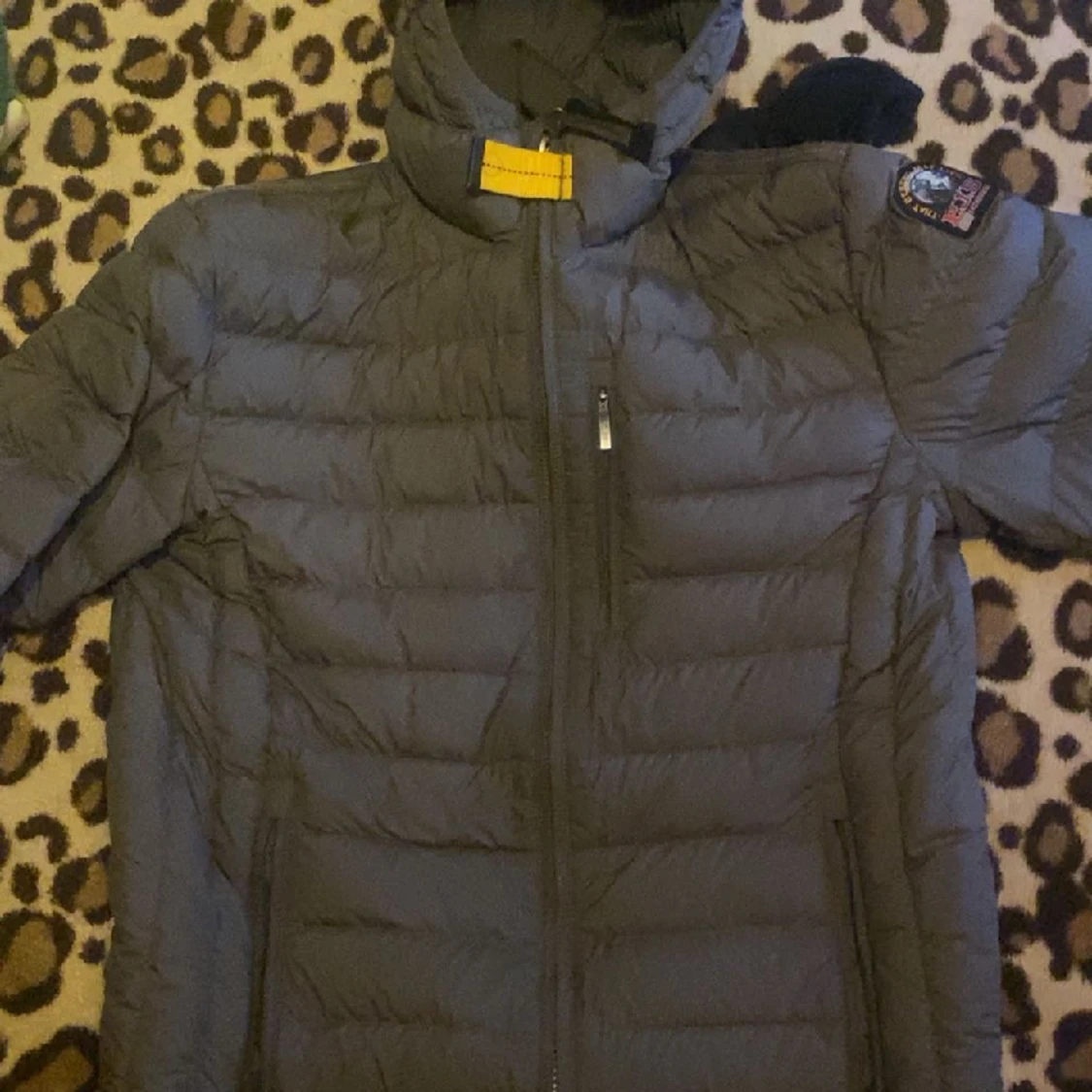 Jätte fin jacka knappt använd skriv vid intresse