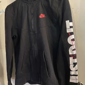 Nike zipp up  - Säljer denna bekväma och snygga tröja pga att den inte kommer till andvänding längre, den är i hyfsat bra skick. 