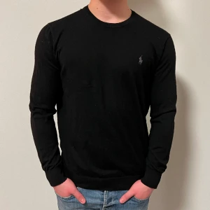 Ralph Lauren tröja merinoull  -  Tjena, säljer nu denna skit snygga tröja från Ralph Lauren i 100% merinoull | Storleken är L | Färgen är svart och skicket är 9/10 | Modellen är ca 181 cm | Hör gärna av dig vid minsta lilla fundering 😊 