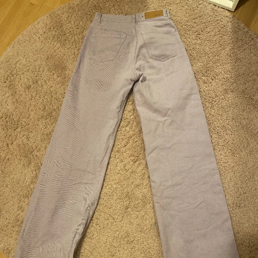 Ljuslila jeans från Junkyard! Säljer då de är för små för mig i midjan, bra längd på dem dock! Är 173 som referens. Jeans & Byxor.