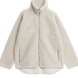 Teddyjacka - Jättefin jacka i pile från Arket som köptes i höstas för 1300kr. Väldigt sparsamt använd så i nyskick. 