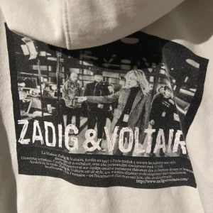 Zadig & voltaire hoodie -  Köpt på vinted. Använd av tidigare ägare men tyvärr för liten för mig, därmed använt skick!Står ingen storlek men skulle uppskatta den till en Xs-S beroende på önskad passform. Kan tänka mig att gå ner till 500 vid snabb affär!