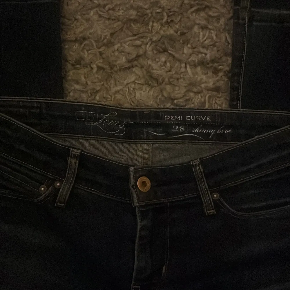 Säljer mina lågmidjade jeans från levis.. Jeans & Byxor.