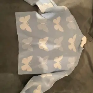Stickad tröja med fjärils detaljer  Som ny utan prislapp, aldig använd  Nypris : 200 kr