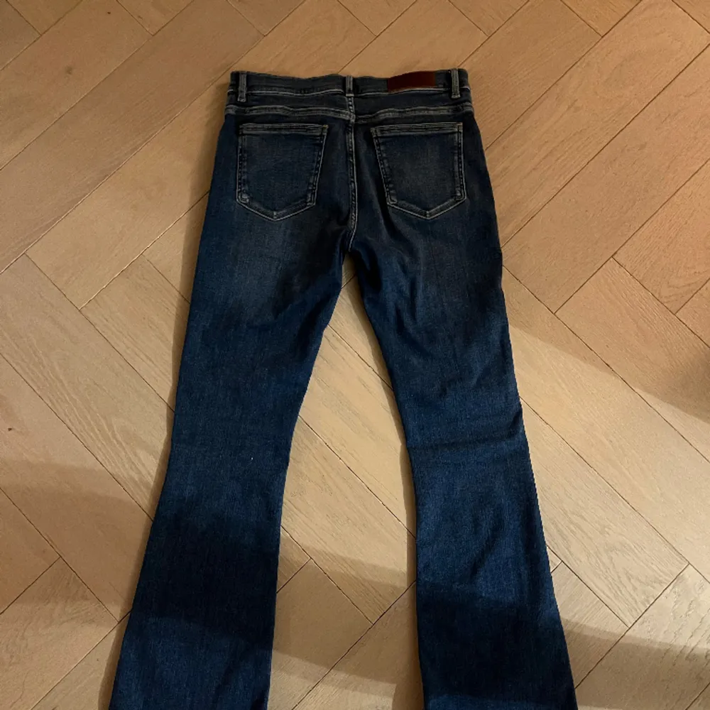 Lågmidjade jeans som är mörkblåa. Pris går att diskutera :). Jeans & Byxor.