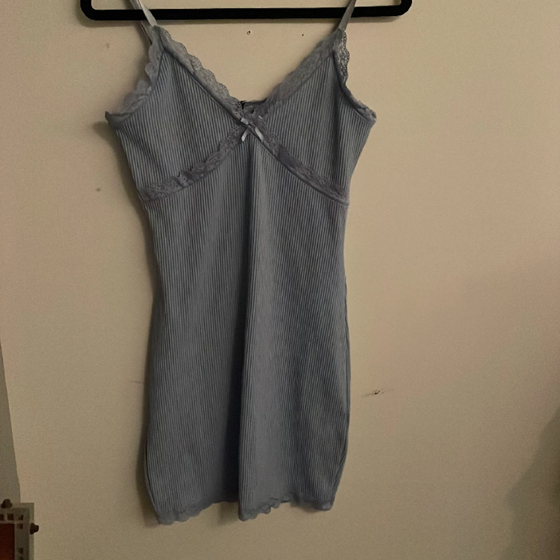 Blå, ribbad, v-ringad klänning med spets. Storlek S.