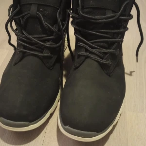 Ett par bra vinter skor - Tjena säljer nu ett par vinter skor som har blivit för små för mig ä. Dom små svarta prickar ända ska va på dom så det e inte något smuts eller färg. Orginal pris var 1000. Köparen står för frakten 