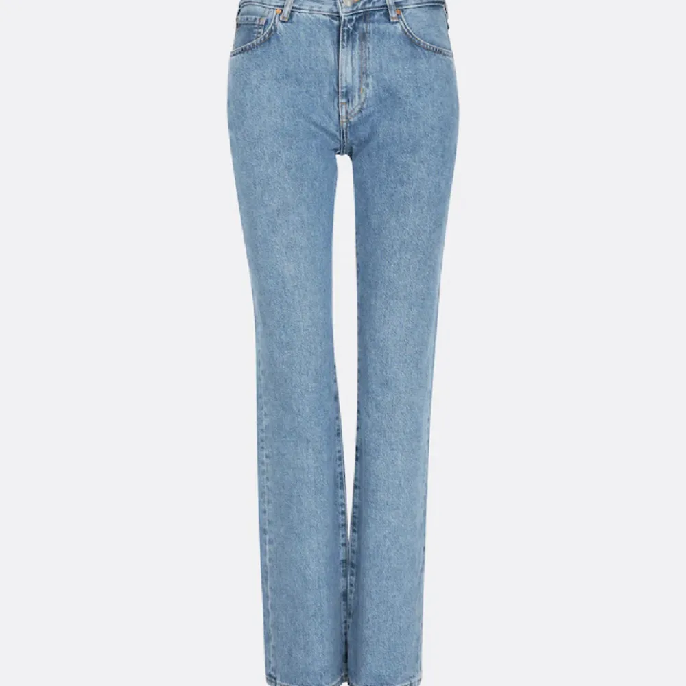 Super snygga jeans som tyvärr inte passade mig, endast andvända en gång! Original pris 699kr! Obs första två bilderna är samma färg dom mitt foto, bara ett annat ljus🫶🏻. Jeans & Byxor.