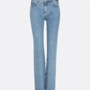 Super snygga jeans som tyvärr inte passade mig, endast andvända en gång! Original pris 699kr! Obs första två bilderna är samma färg dom mitt foto, bara ett annat ljus🫶🏻