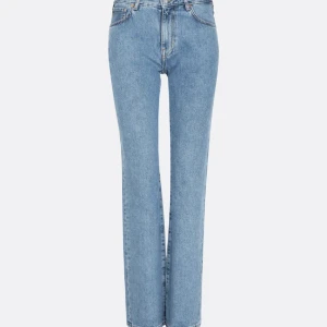 BikBok: neverdenim low straight jeans 550  - Super snygga jeans som tyvärr inte passade mig, endast andvända en gång! Original pris 699kr! Obs första två bilderna är samma färg dom mitt foto, bara ett annat ljus🫶🏻