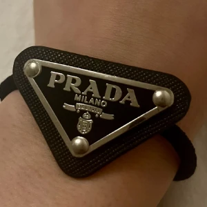 Prada hårsnodd - Fint prada hårsnudd finns även i vit 