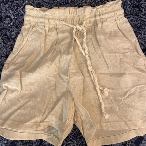 Linneshorts - Säljer dessa söta linneshorts från H&M som är perfekta till sommaren! Aldrig använda då de är lite för stora på mig. Storlek 34(XS) men skulle säga att de passar som en 36(S). Säljer för 70kr.