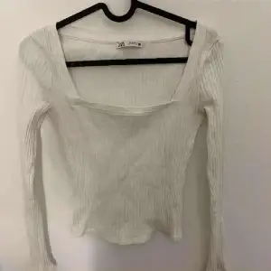 Fin vit tröja ifrån zara, använd fåtal gånger, storlek Xs 💕