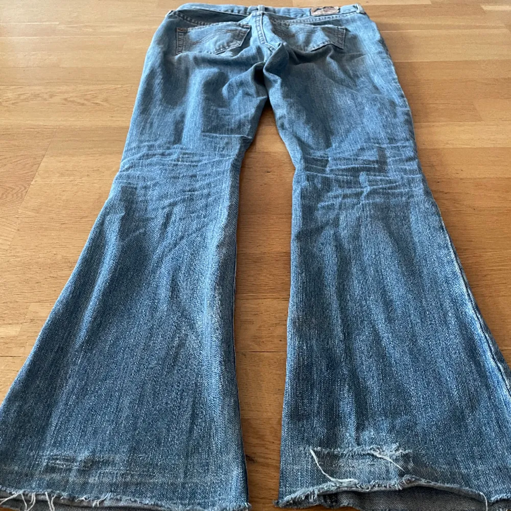 Supersnygga lågmidjade vida jeans från Abercrombie & Fitch i väl använt skick!🩷 Midjemått: 39cm Innerbenslängd: 77cm Utsvängda: 23cm. Längst ner på ena benat har jag lagat ett hål (syns på bilden)🥰. Jeans & Byxor.
