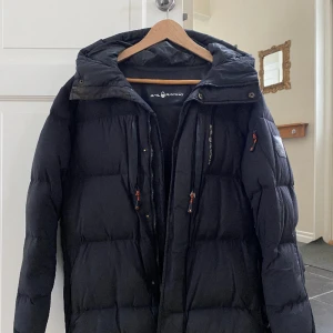 Sail Racing Jacka - Sail Racing Jacka säljes nu i bra skick. Bra kvalité som håller många vintrar. Nypris: 2799kr, tar emot bud från 849kr! Storlek: Medium