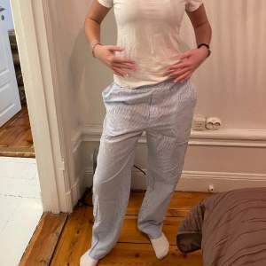 Blå vit randiga pyjamasbyxor från Lindex. Jättefint skick! Nästan helt oanvända! Storlek XS. Nypris ca 300kr? Kan mötas i Stockholm annars står köparen för frakt! 🩵🩵