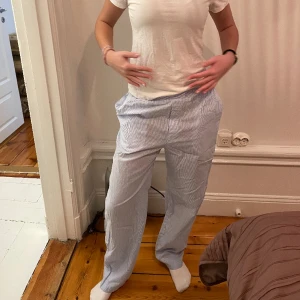 Randiga pyjamasbyxor - Blå vit randiga pyjamasbyxor från Lindex. Jättefint skick! Nästan helt oanvända! Storlek XS. Nypris ca 300kr? Kan mötas i Stockholm annars står köparen för frakt! 🩵🩵