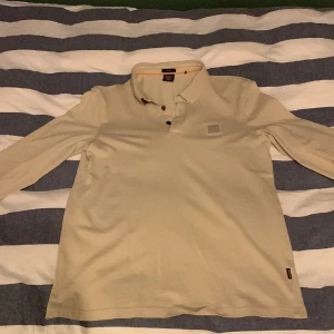 Långärmad piké från Hugo Boss - Tjena säljer min långärmade piké från Hugo Boss, tröjan är använd Max 10 gånger, inga flaws eller något. Nypris ligger runt 1300kr, säljer så billigt för att jag vill bli av med den fort
