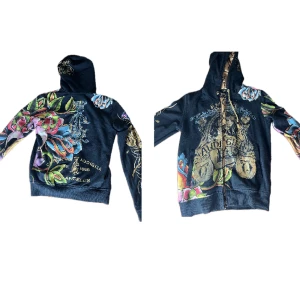 Christian audiger kofta - Jätte fin Christian Audiger/ Ed Hardy kofta. Jätte fint märke på ryggen och fint mönster, alla diamanter sitter kvar. Står ingen storlek men skulle gissa cirka S-M. Kontakta mig för mer info💞