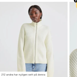 Stickad tröja  - Stickad tröja ifrån bik bok i storlek xs men passar även mig som har s. 