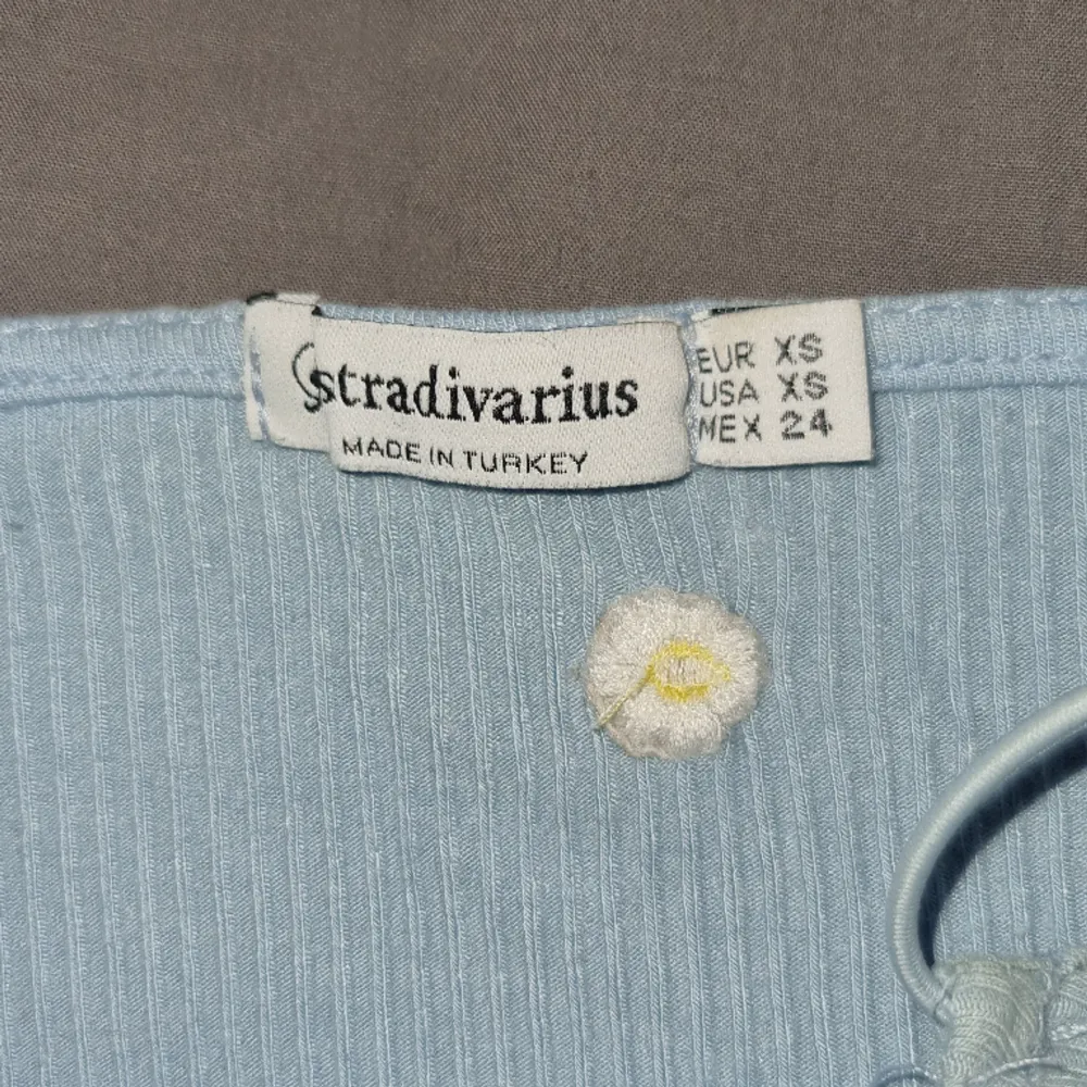 Supersöt blå blommig crop top. Köpt på Zalando men märket heter Stradivarius. Köpt för typ ett år sen men knappt använd💕. Toppar.