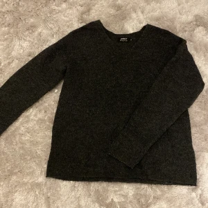 Stickad tröja  - Mörk grå jätte fin skön stickad tröja som är lite v-ringad😍. Köpt från only och är i bra skick! Storlek Xs men passar S också! 🫶(!pris kan diskuteras!)