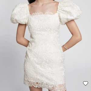 Klänning  - Funderar på att sälja denna super fina klänningen som är perfekt till student eller sommaren, vid intresse och bra pris💓Oanvänd & lappen är kvar! Skriv vid frågor eller fler bilder🤗