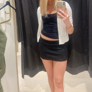 Vit kofta  - Säljer denna assnygga vita kofta då den tyvärr aldrig kommer till användning! Endast använd fåtal gånger 🤩🤩Priset kan diskuteras !! 