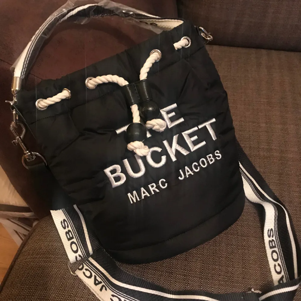Helt ny väska Marc Jacobs Bucket…Ny modell också poncho till salu,helt ny poncho.. Väskor.