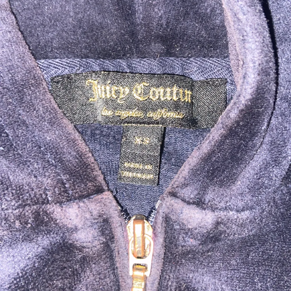  superfin juicy couture tröja super gott skick inga fläckar eller hål perfekt, Storleken är XS men skulle även säga att den passar S❤️ pris 250 men kan gå ner. Tröjor & Koftor.