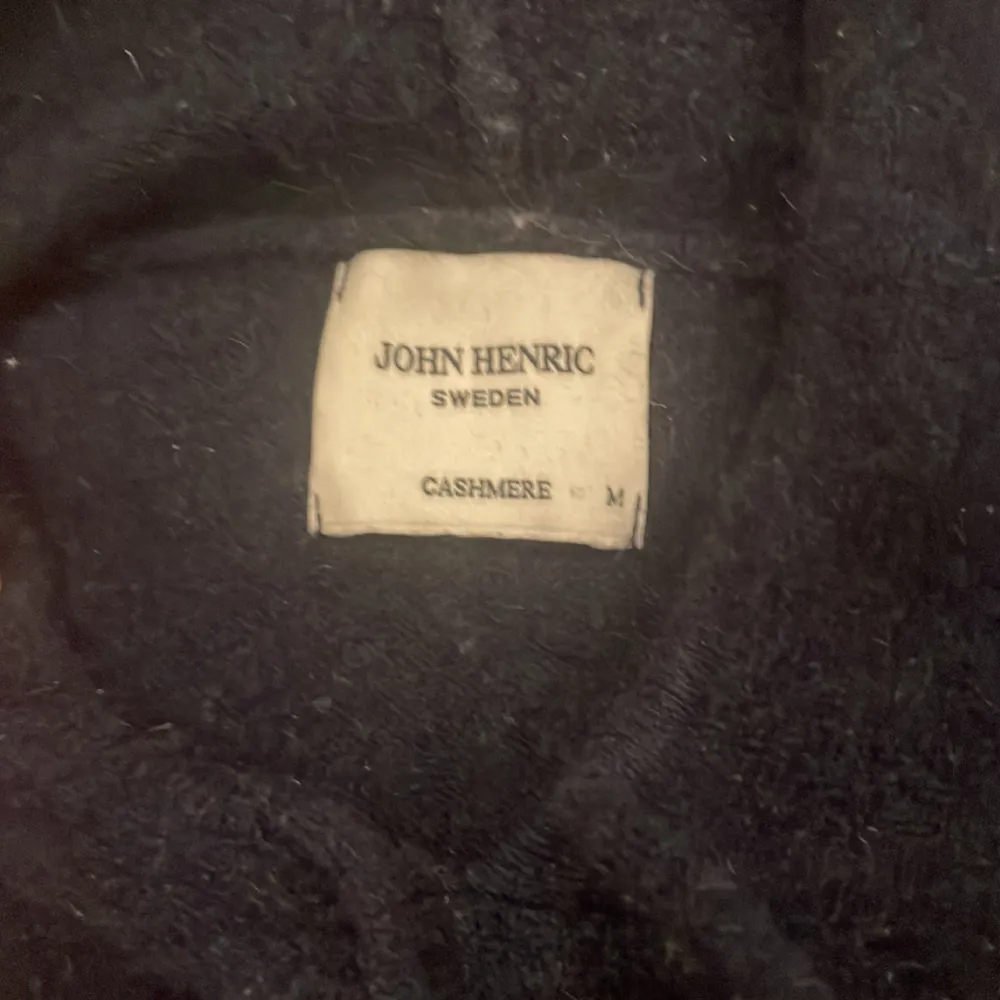 En blå skit snygg Kashmir hoodie från John Henric. Går inte att få tag på längre på deras hemsida vilket också gör den lite sällsynt. Hoodies.