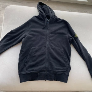 Stone island zip up hoodie  - Stone island zip up hoodie som jag köpte på NK i Göteborg kvitto och tags finns, den är i storlek M och jag har använt den väldigt försiktig