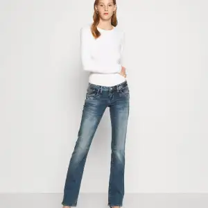 säljer dessa ltb jeans, ingen skada. säljer för att det är för korta. är skit snygga och populära just nu  ordinarie pris 829/ därav priset 
